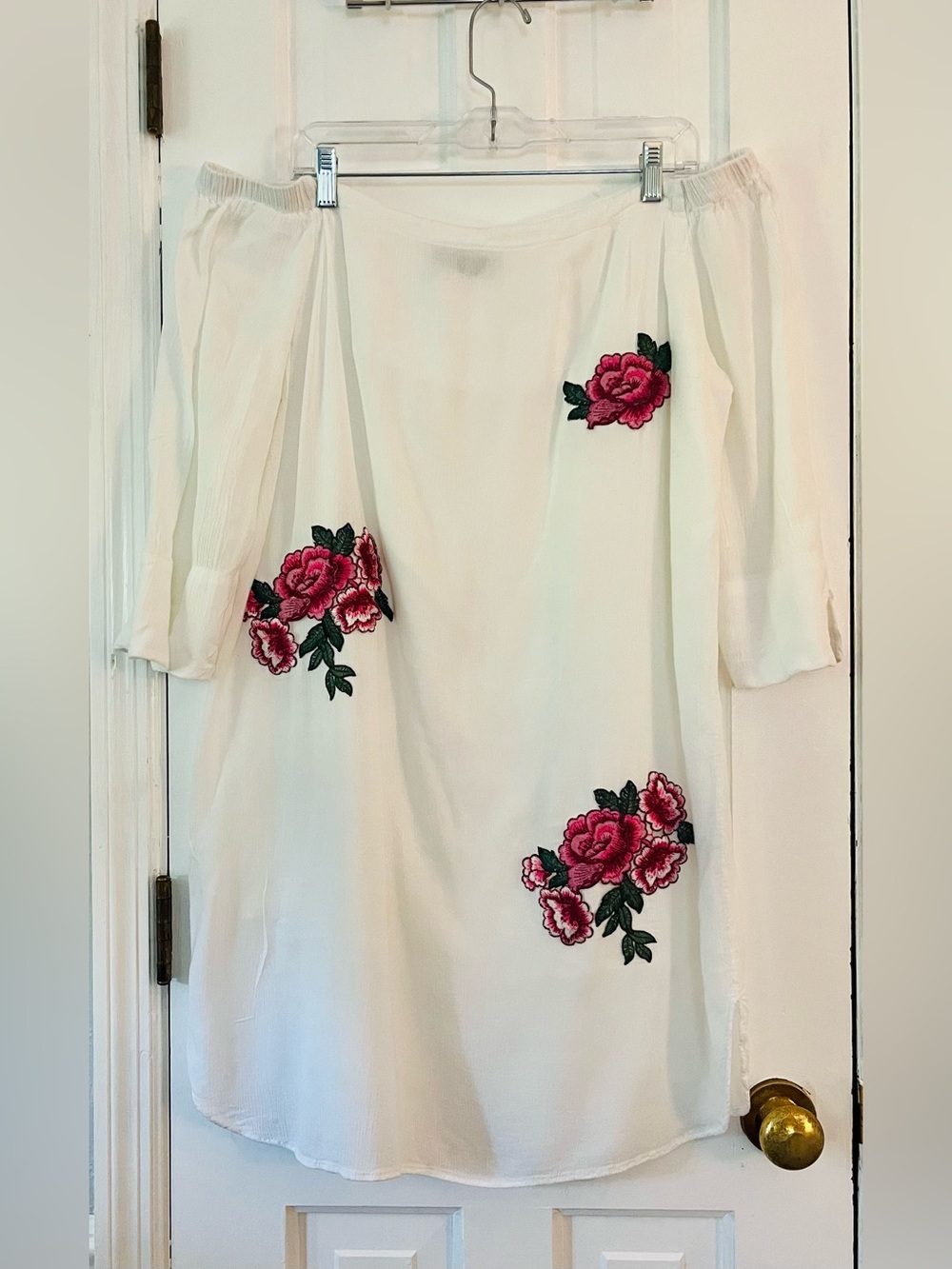 SONG OF STYLE White Off-the-Shoulder Dress with Floral Embroidery. Size: XL